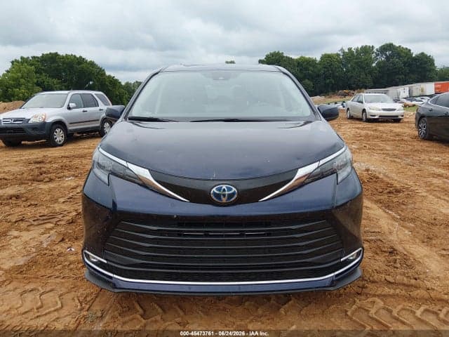 2024 TOYOTA SIENNA XLE 12