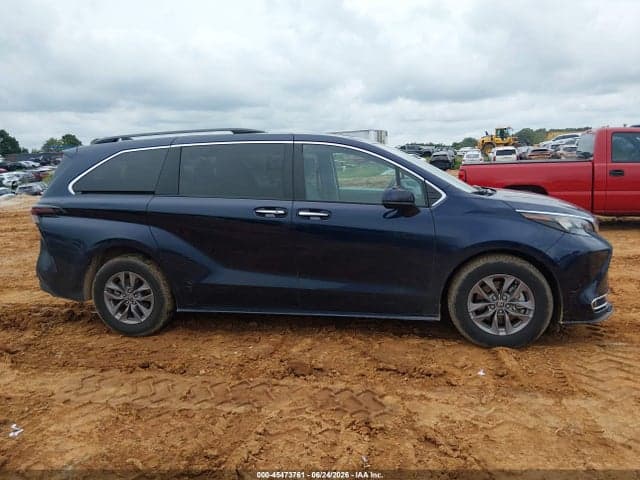 2024 TOYOTA SIENNA XLE 13
