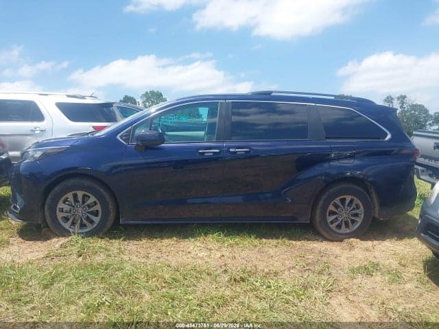 2024 TOYOTA SIENNA XLE 14