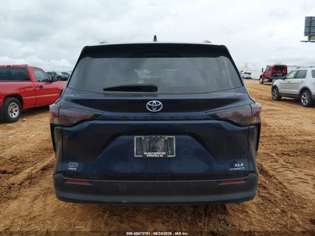 2024 TOYOTA SIENNA XLE 16