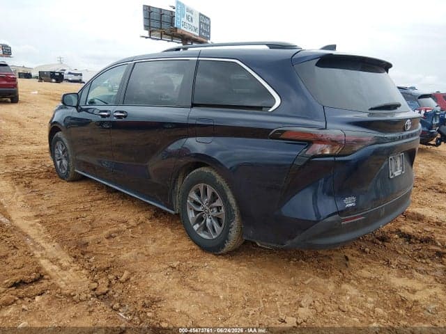 2024 TOYOTA SIENNA XLE 3