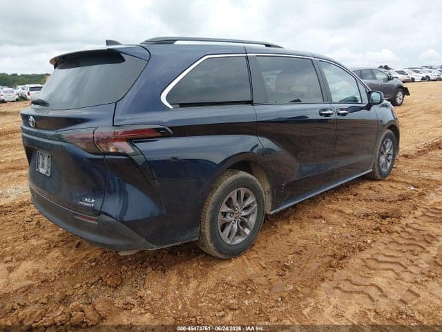 2024 TOYOTA SIENNA XLE 4