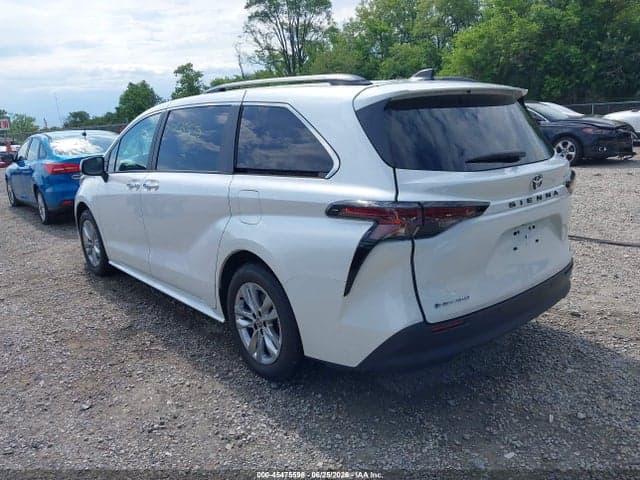 2026 TOYOTA SIENNA XLE 3