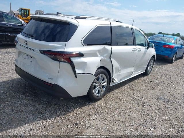 2026 TOYOTA SIENNA XLE 4
