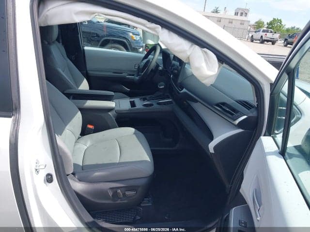 2026 TOYOTA SIENNA XLE 5