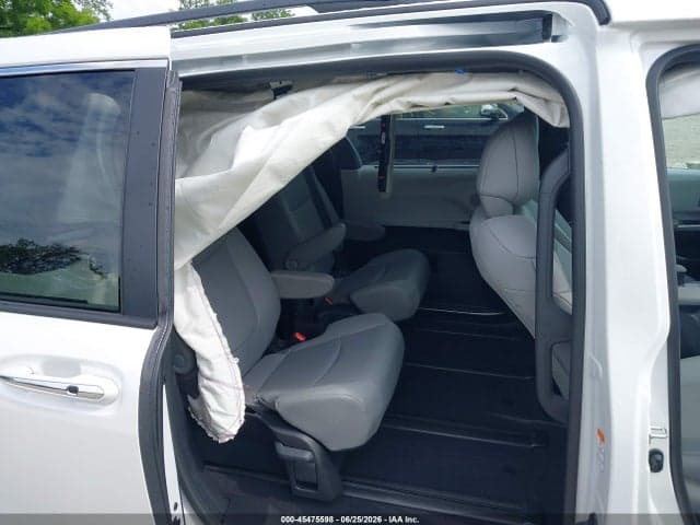 2026 TOYOTA SIENNA XLE 8