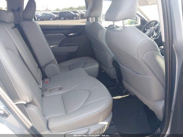 2020 TOYOTA HIGHLANDER XLE 8
