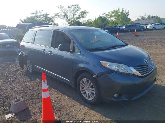 2017 TOYOTA SIENNA XLE 8 PASSENGER 1