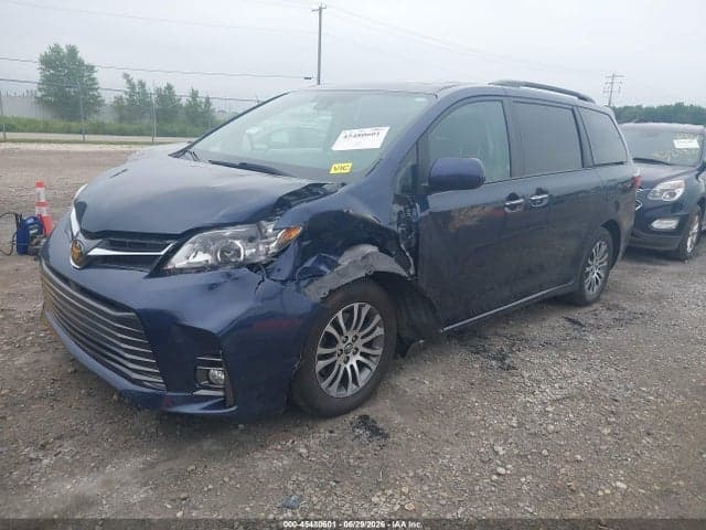 2020 TOYOTA SIENNA XLE 2