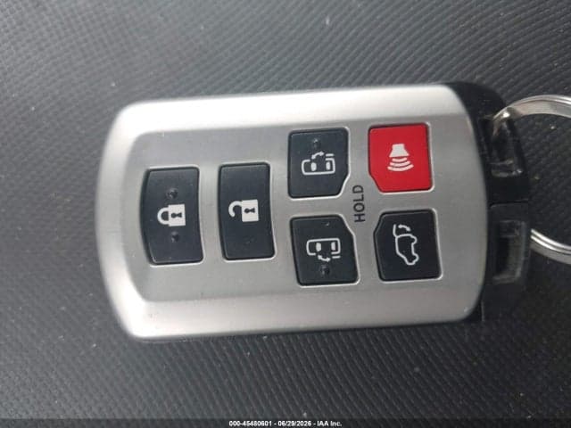 2020 TOYOTA SIENNA XLE 11
