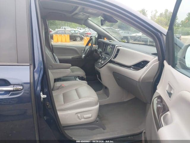 2020 TOYOTA SIENNA XLE 5