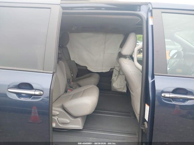 2020 TOYOTA SIENNA XLE 8