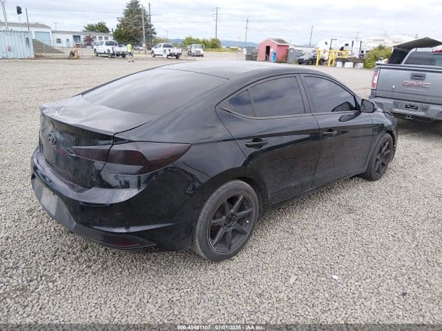 2019 HYUNDAI ELANTRA SE 4