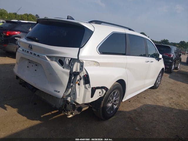 2025 TOYOTA SIENNA XLE 4