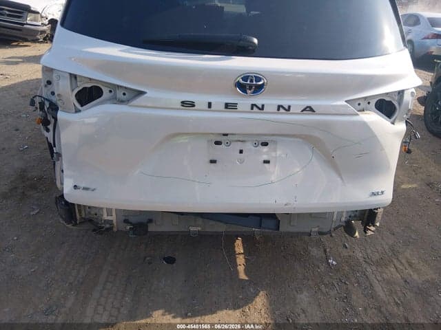 2025 TOYOTA SIENNA XLE 6