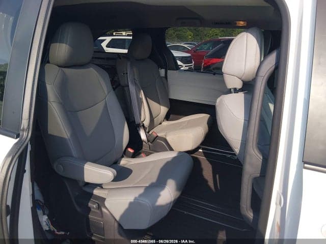 2025 TOYOTA SIENNA XLE 8
