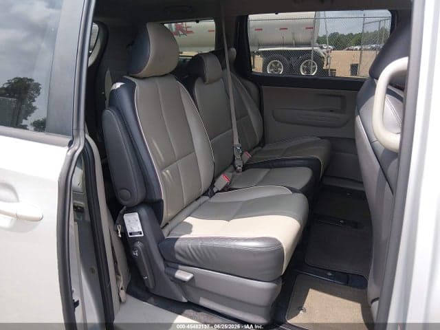 2017 KIA SEDONA LX 8