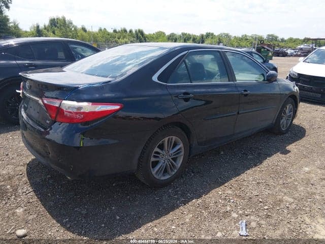 2017 TOYOTA CAMRY SE 4