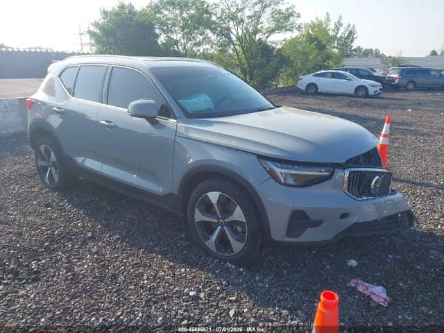 2025 VOLVO XC40 B5 CORE BRIGHT THEME