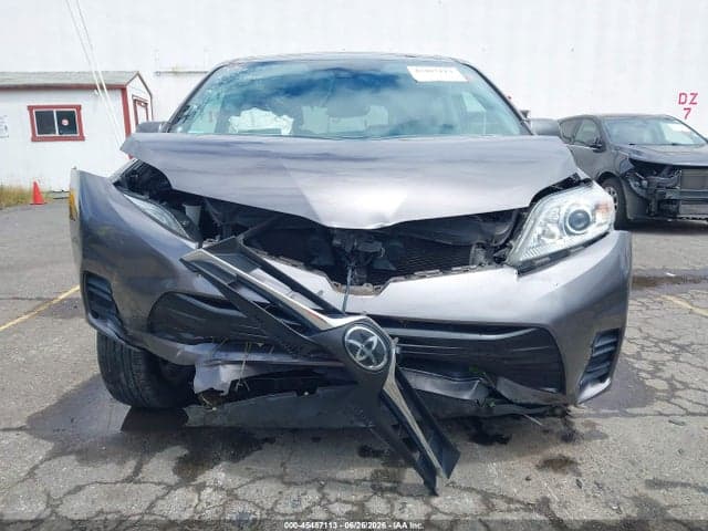2019 TOYOTA SIENNA LE 8 PASSENGER 6