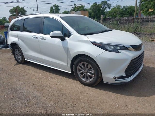 2024 TOYOTA SIENNA XLE 1