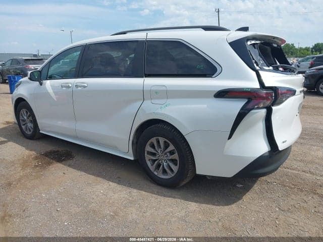 2024 TOYOTA SIENNA XLE 3