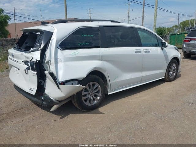 2024 TOYOTA SIENNA XLE 4