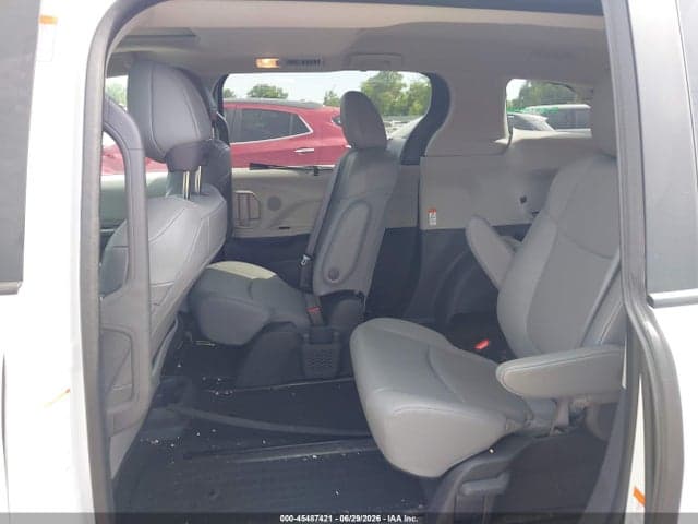2024 TOYOTA SIENNA XLE 8