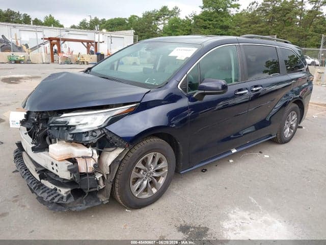 2022 TOYOTA SIENNA XLE 2