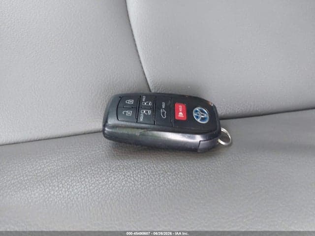 2022 TOYOTA SIENNA XLE 11