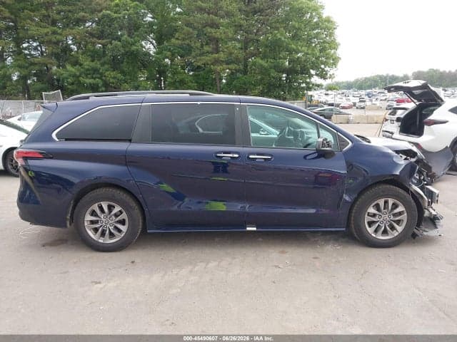 2022 TOYOTA SIENNA XLE 14