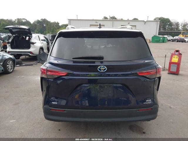 2022 TOYOTA SIENNA XLE 17