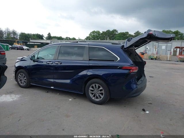 2022 TOYOTA SIENNA XLE 3