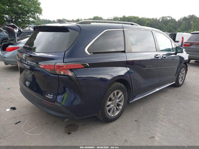 2022 TOYOTA SIENNA XLE 4