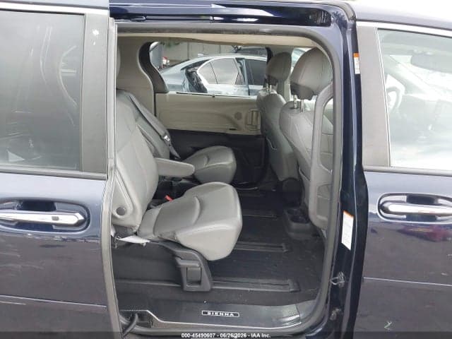 2022 TOYOTA SIENNA XLE 8