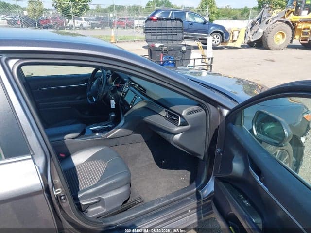 2019 TOYOTA CAMRY SE 5