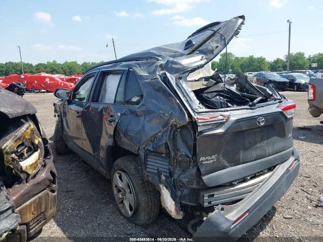 2020 TOYOTA RAV4 XLE 3