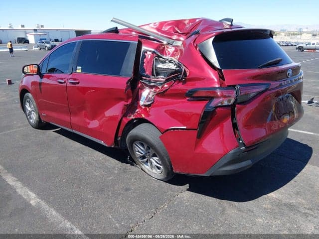 2021 TOYOTA SIENNA XLE 3