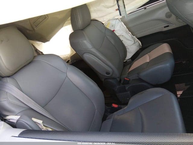 2021 TOYOTA SIENNA XLE 8