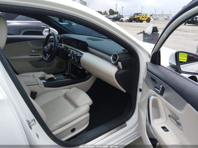 2022 MERCEDES-BENZ A 220 5