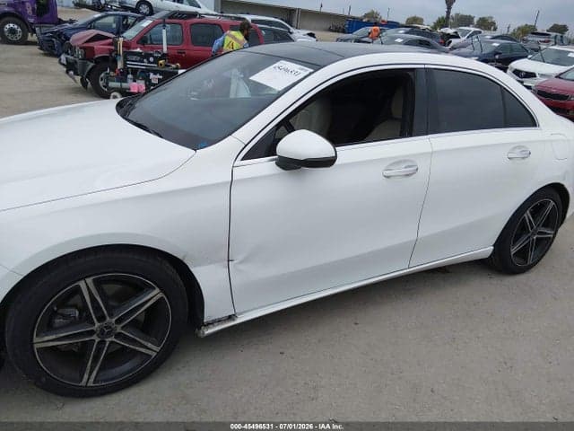 2022 MERCEDES-BENZ A 220 6