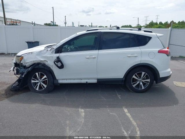 2017 TOYOTA RAV4 XLE 14