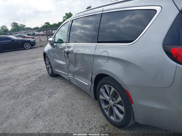 2019 CHRYSLER PACIFICA LIMITED 18