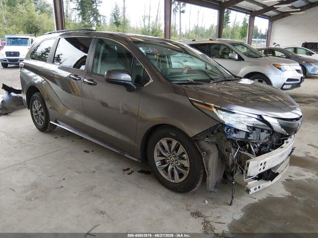 2023 TOYOTA SIENNA XLE 1