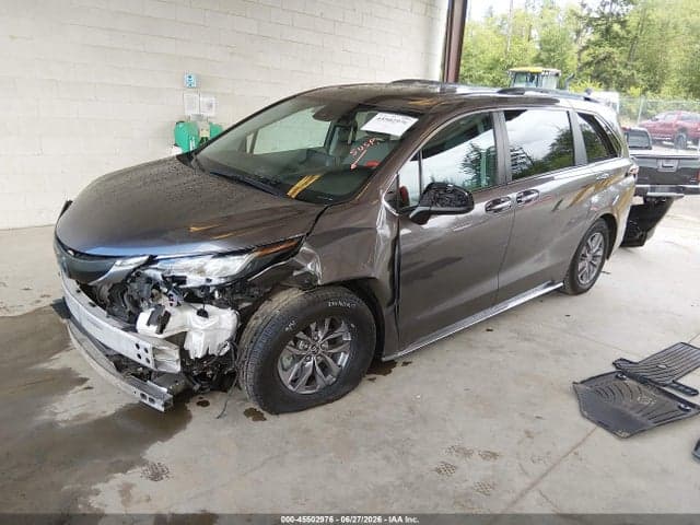 2023 TOYOTA SIENNA XLE 2