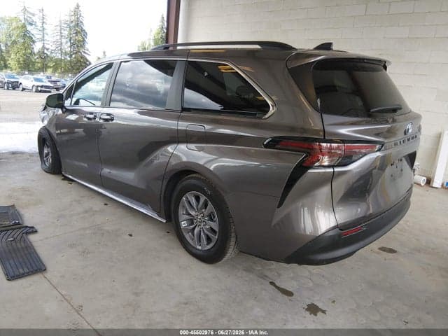 2023 TOYOTA SIENNA XLE 3