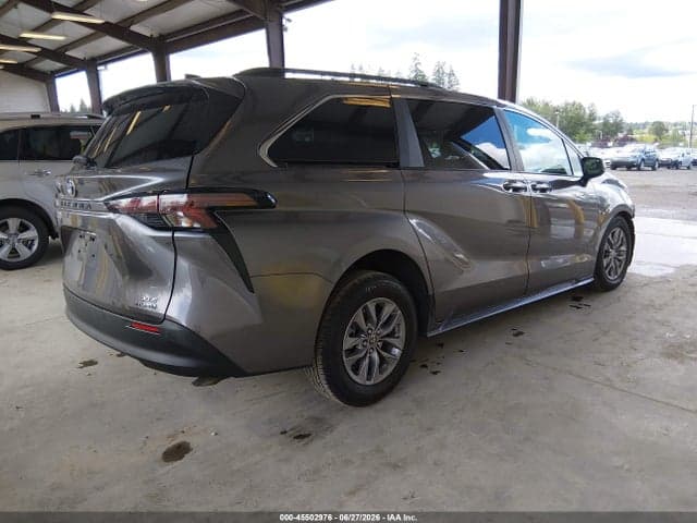 2023 TOYOTA SIENNA XLE 4