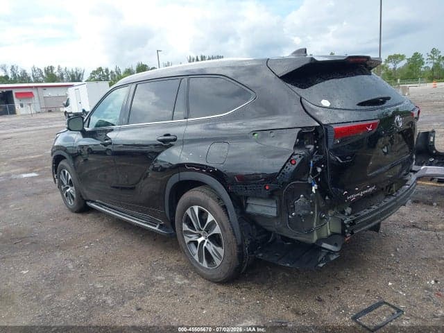 2021 TOYOTA HIGHLANDER XLE 3