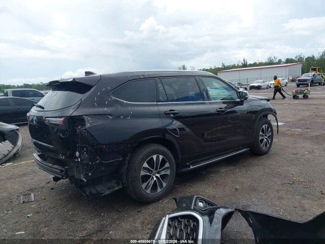 2021 TOYOTA HIGHLANDER XLE 4