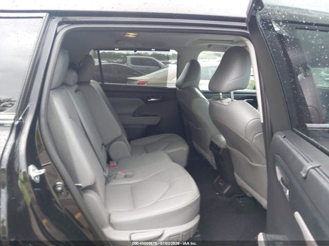 2021 TOYOTA HIGHLANDER XLE 8